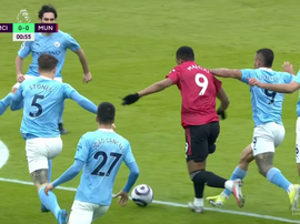 E Gabriel Jesus começou o jogo complicando a vida do City. Captura/DAZN