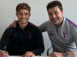 Maurizio Pochettino assina contrato na presença de seu pai, Mauricio Pochettino. Tottenham