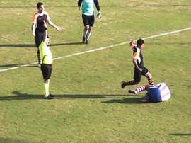 Mehmet Değirmenci, futbolista del Sayanispor, a punto de patear el rostro de Kayhan Karakaş, en un partido de la liga regional turca. Twitter
