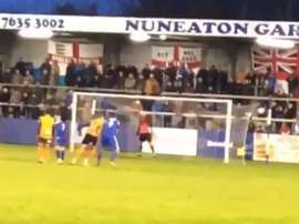 Son penalty raté fait tomber un panneau d'éclairage du stade. Captura/Twitter