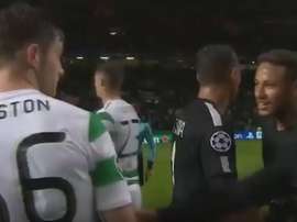 Neymar et Ralston lors du match de Ligue des champions. Twitter