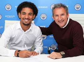 Manchester City pode voltar a contar com Douglas Luiz. Twitter/ManchesterCity