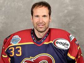 O treino de hockey no gelo de Petr Cech... em casa. Twitter/Gford_phoenix
