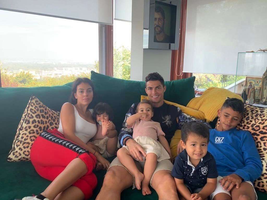 Cristiano Ronaldo Affiche Sa Famille Nombreuse Besoccer