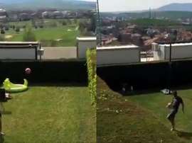 Raúl Navas y Fran Mérida jugaron al fútbol tenis. Capturas/Twitter/RaulNavas22