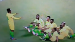 ¡Marcó un gol y lo celebró dando clase a sus compañeros!