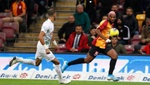 El Galatasaray gana con un gol en propia puerta y un penalti