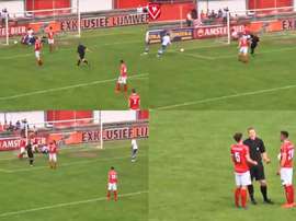 Árbitro aponta para o centro do campo após marcar gol. Capturas/HarkemaseBoys