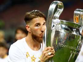 Sergio Ramos besa la Undécima Champions del Real Madrid. EuropaPress