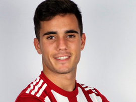 Simón llega a Málaga para cerrar su cesión. Twitter/U_D_Almeria