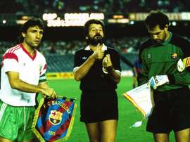 Stoichkov, con el CSKA de Sofía, y Zubizarreta, del Barcelona, en un partido de Recopa.