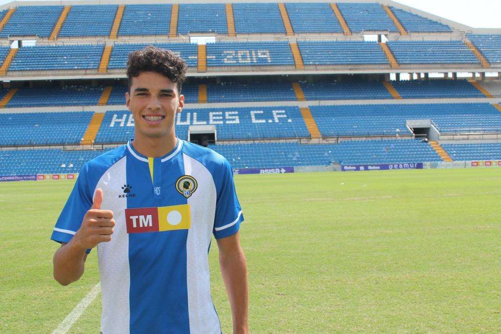 [Imagen: teo-quintero-posa-con-la-camiseta-del-he...=776x&q=60]