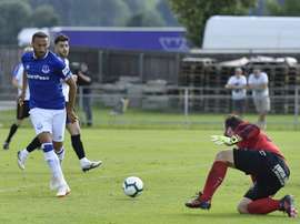 Tosun anota uno de los goles del Everton en el amistoso ante el ATV Irdning. Everton