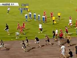 Ultras del CSKA invaden el terreno de juego y obligan a los futbolistas del Ashdod a dejar el campo.