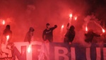Ultras encienden bengalas y lanzan objetos a un recogepelotas en Holanda