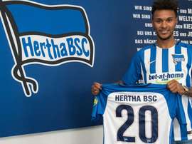 El lateral Valentino Lazaro posa con su nueva camiseta del Hertha de Berlín. HerthaBSC