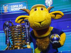 Zeca Brito posa com a taça da Copa do Nordeste 2021. Twitter @CopaDoNordeste